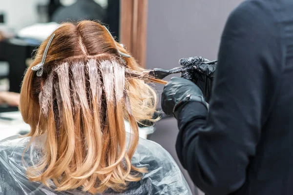 Cabeleireiro Luvas Pretas Tingir Cabelo Uma Mulher Cabeleireiro Está Aplicando — Fotografia de Stock