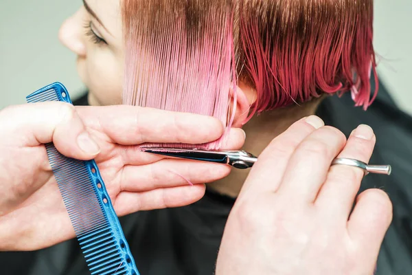 理发师正在剪着粉红的女人的头发 把它剪得很近 — 图库照片