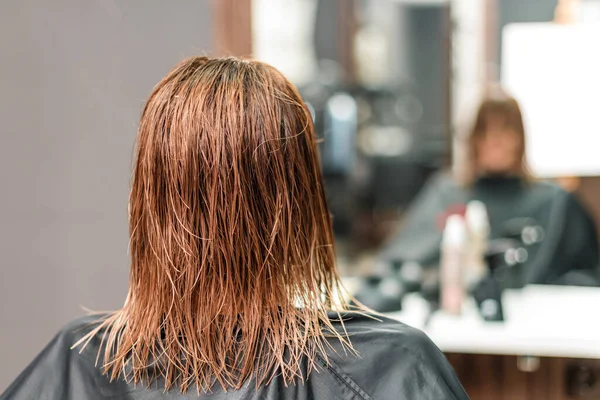Güzel Uzun Kahverengi Saçlı Bir Kadın Kuaförde — Stok fotoğraf