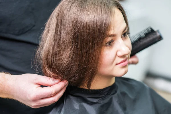 Парикмахер Расчесывает Волосы Женщины Парикмахерской — стоковое фото