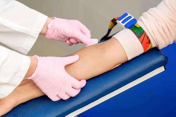 Mãos Enfermeiro Desinfetam Pele Braço Antes Administrar Vacina Injetável Centro — Fotografia de Stock