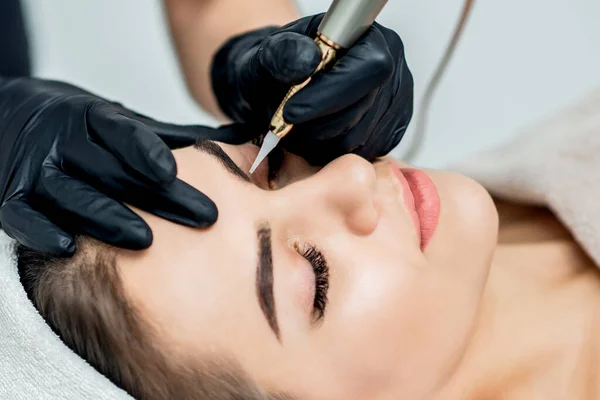 Maquiagem Permanente Sobrancelhas Por Cosmetologista Profissional — Fotografia de Stock