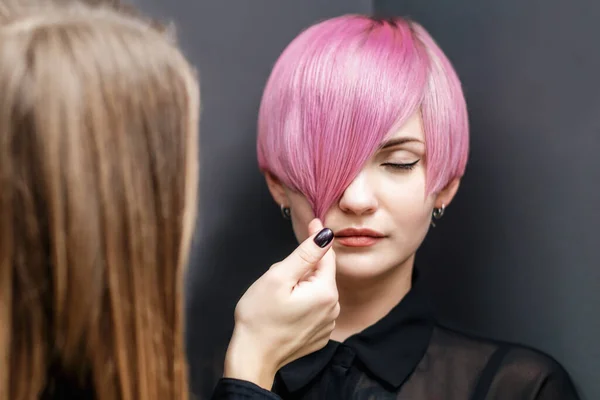 Cabeleireiro Verificando Penteado Rosa Curto Mulher Jovem Fundo Cinza — Fotografia de Stock