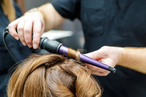 Professionele Kapper Draaien Het Haar Met Een Krultang Schoonheidssalon Close — Stockfoto