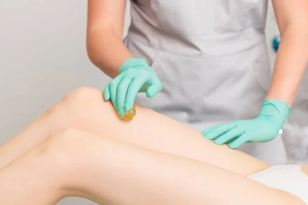 Kosmetyczka Woskowanie Nogi Kobiety Centrum Spa — Zdjęcie stockowe