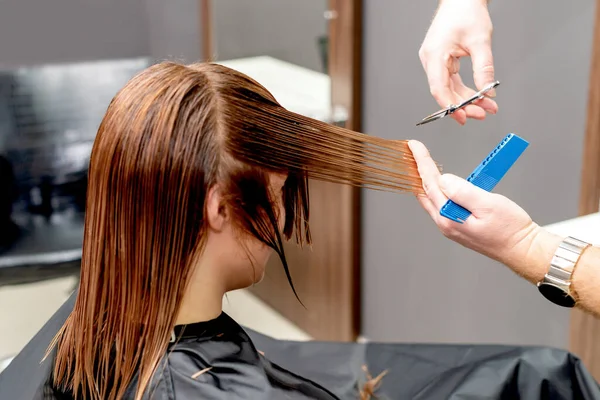 Hands Hairdresser Cuts Long Hair Woman Beauty Salon Toned — Stock Photo, Image