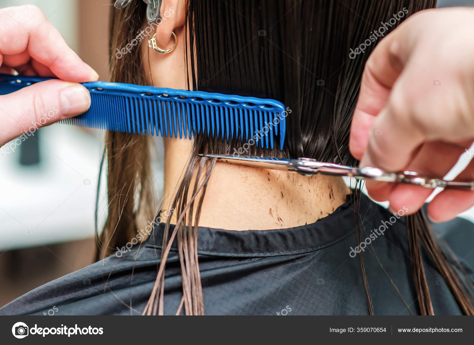 Cabeleireiro seca o cabelo com uma mulher de secador de cabelo no salão.  close-up.beauty e conceito de moda