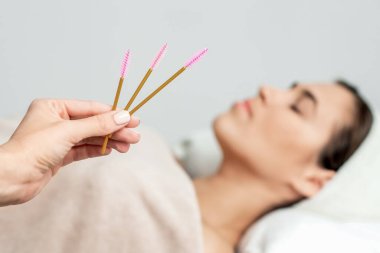 Yalan söyleyen kadının arka planında kirpik uzatma fırçaları var..