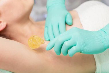 Güzellik uzmanının genç bayanın koltukaltı salgını..