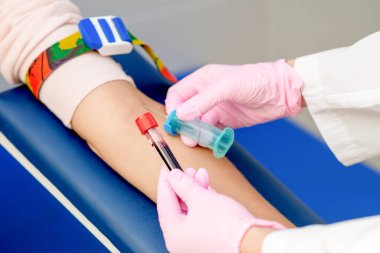 Hemşire, Coronavirus analizi için bir hastadan kan örneği alıyor..