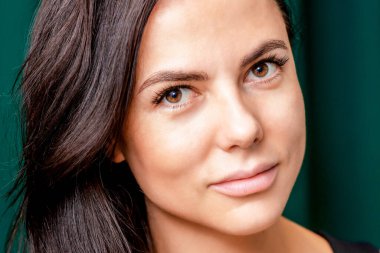 Kirpiklerini uzattıktan sonra uzun kirpikleri olan güzel bir kadının yüz portresini kapat..