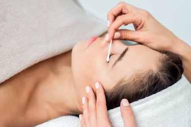 Kirpik uzatma prosedürü alan güzel kadın, kapat..