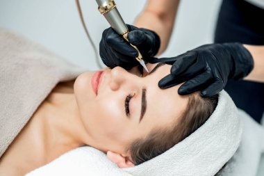 Profesyonel kozmetik uzmanının kalıcı makyajı..