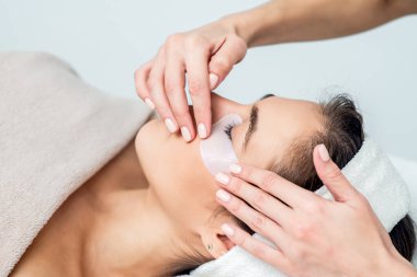 Kirpik uzatma prosedürü alan güzel kadın, kapat..