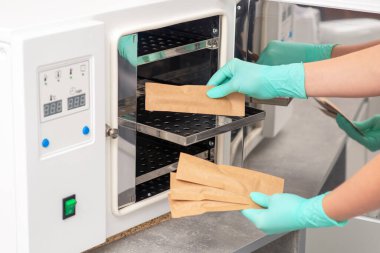 Eller, tıbbi aletleri temizleme sistemleriyle temizler. Ultrasonik temizleyici.