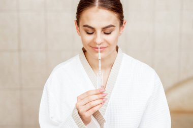 Kadın burun spa 'sında gerekli yağ ile burun solunumu Maholda alır..