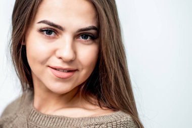 Beyaz arka planda mükemmel bir cildi ve makyajı olan güzel beyaz kadın portresi..