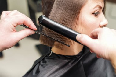 Profesyonel kuaför kız için kuaförlük yapmaya başladı.