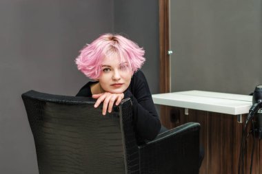 Saçlarını boyattıktan ve kuaförde röfle yaptıktan sonra güzel bir saç stili. Kısa pembe saç modelini kapat.