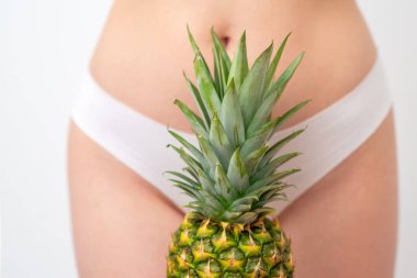 Beyaz külotlu kadın vücudunda ananas, epilasyon konsepti, mahrem hijyen..