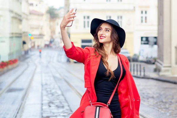 Vacker Resenär Flicka Tar Selfie Vägen Stadens Gata Porträtt Resande — Stockfoto