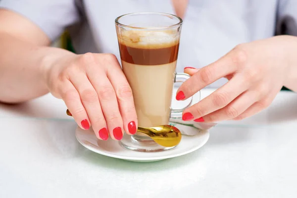 Cerrar Las Manos Femeninas Con Manicura Roja Perfecta Taza Café — Foto de Stock