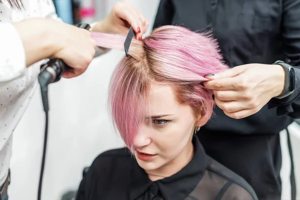 Professionele Kapper Rechttrekken Roze Haar Met Stijltang Schoonheidssalon Concept Kapsalon — Stockfoto