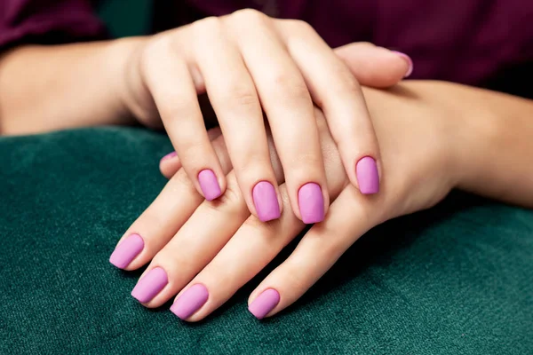 여성의 손톱에 자주색 매니큐어 — 스톡 사진
