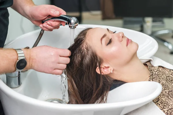 Haidresser Mytí Vlasů Ženy Umyvadle Zblízka — Stock fotografie