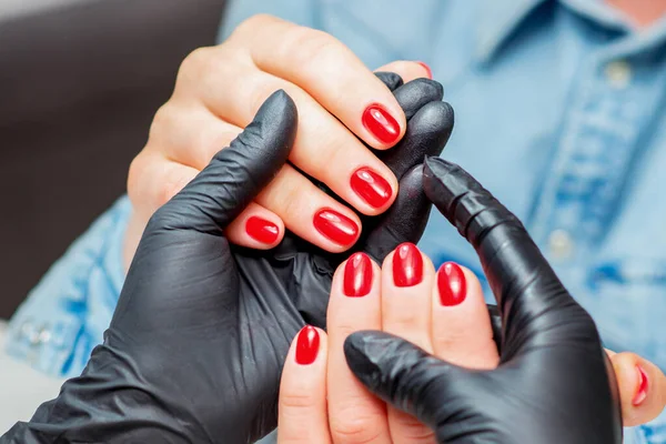 Manicure Houdt Handen Met Rode Nagels Van Vrouw Client Close — Stockfoto