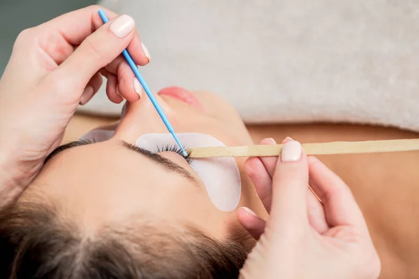 Hand Des Kosmetikers Wischt Auge Der Frau Mit Wattestäbchen — Stockfoto