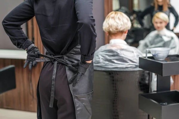 Cabeleireiro Feminino Ata Avental Preparação Para Corte Cabelo Cabeleireiro Está — Fotografia de Stock