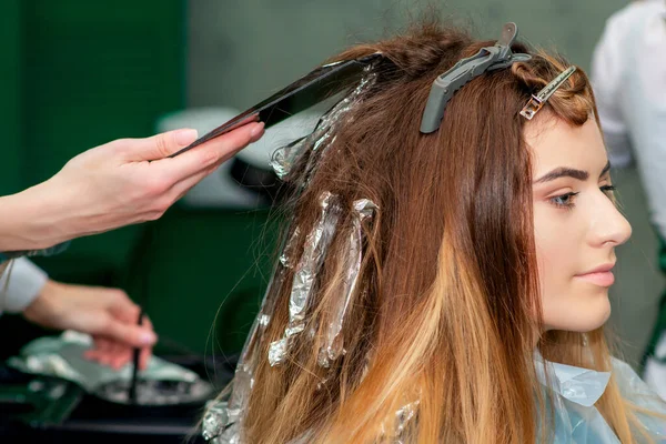 Młoda Kobieta Otrzymuje Farbowanie Włosów Przez Kosmetyczkę Salonie Fryzjerskim — Zdjęcie stockowe