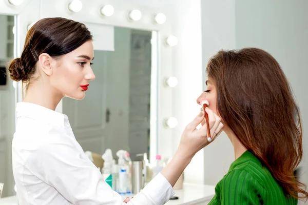 Professional Makeup Artist Applies Powder Blush Cheeks Young Beautiful Woman — Stock Photo, Image