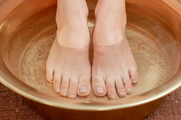 Ноги Женщины Миске Водой Вблизи — стоковое фото
