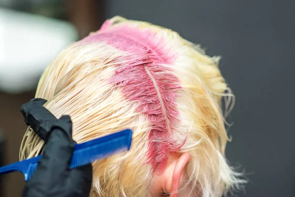 Kapsalon Brengt Roze Kleurstof Het Haar Van Vrouw Schoonheidssalon — Stockfoto