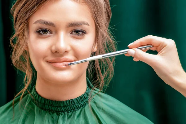 Hand Makeup Artist Tillämpar Rosa Läppstift För Ung Vacker Kvinna — Stockfoto