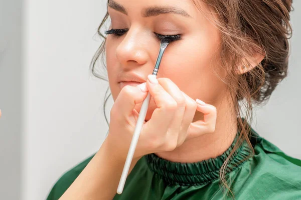 Makeup Artist Applicerar Ögonskugga Pulver Närbild — Stockfoto