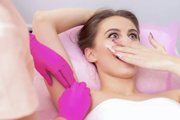 Stress Woman Waxing Her Armpits Salon — Stock Photo, Image