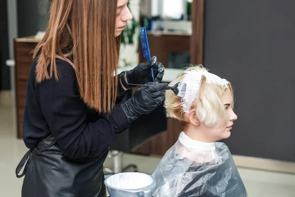 Cabeleireiro Cores Cabelo Mulher Com Tintura Branca Salão Beleza — Fotografia de Stock