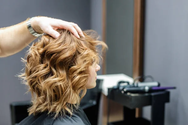 Peluquería Femenina Revisando Peinado Mujer Salón Belleza Cerca — Foto de Stock