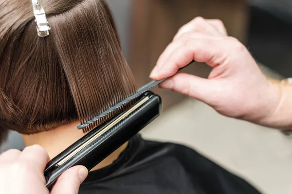 Professionele Kapper Rechttrekken Kort Bruin Haar Met Stijltang Schoonheidssalon Concept — Stockfoto