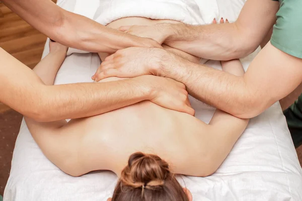 Donna Vicino Che Riceve Massaggio Alla Schiena Quattro Mani Due — Foto Stock