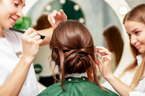 Mulher Jovem Recebendo Maquiagem Penteado Pelo Artista Maquiagem Profissional Cabeleireiro — Fotografia de Stock