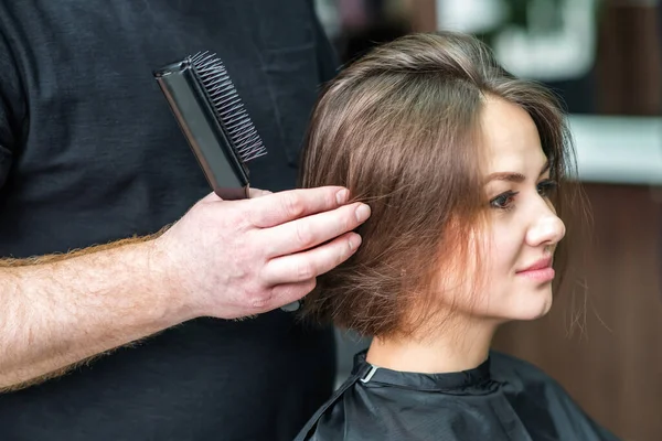 Fryzjer Grzebie Włosy Kobiety Salonie Fryzjerskim — Zdjęcie stockowe