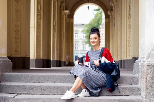 Glückliche Studentin Hält Pappbecher Der Hand Während Sie Auf Außentreppen — Stockfoto