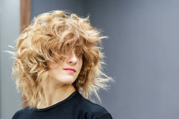 Jonge Vrouw Met Bruin Krullend Kapsel Grijze Achtergrond Met Kopieerruimte — Stockfoto