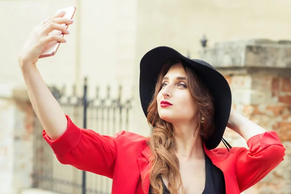 Fashionable Beautiful Adult Girl Taking Selfie Outdoors Pretty Woman Makes — Stock Photo, Image