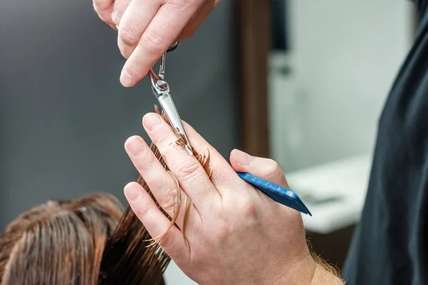 Fryzjer Obcinanie Włosów Kobiety Btunette Salonie Piękności Zbliżenie — Zdjęcie stockowe