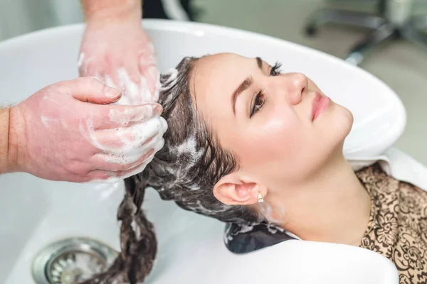 Młody Biały Kobieta Otrzymywać Mycie Jej Włosy Umywalka Salon Piękności — Zdjęcie stockowe